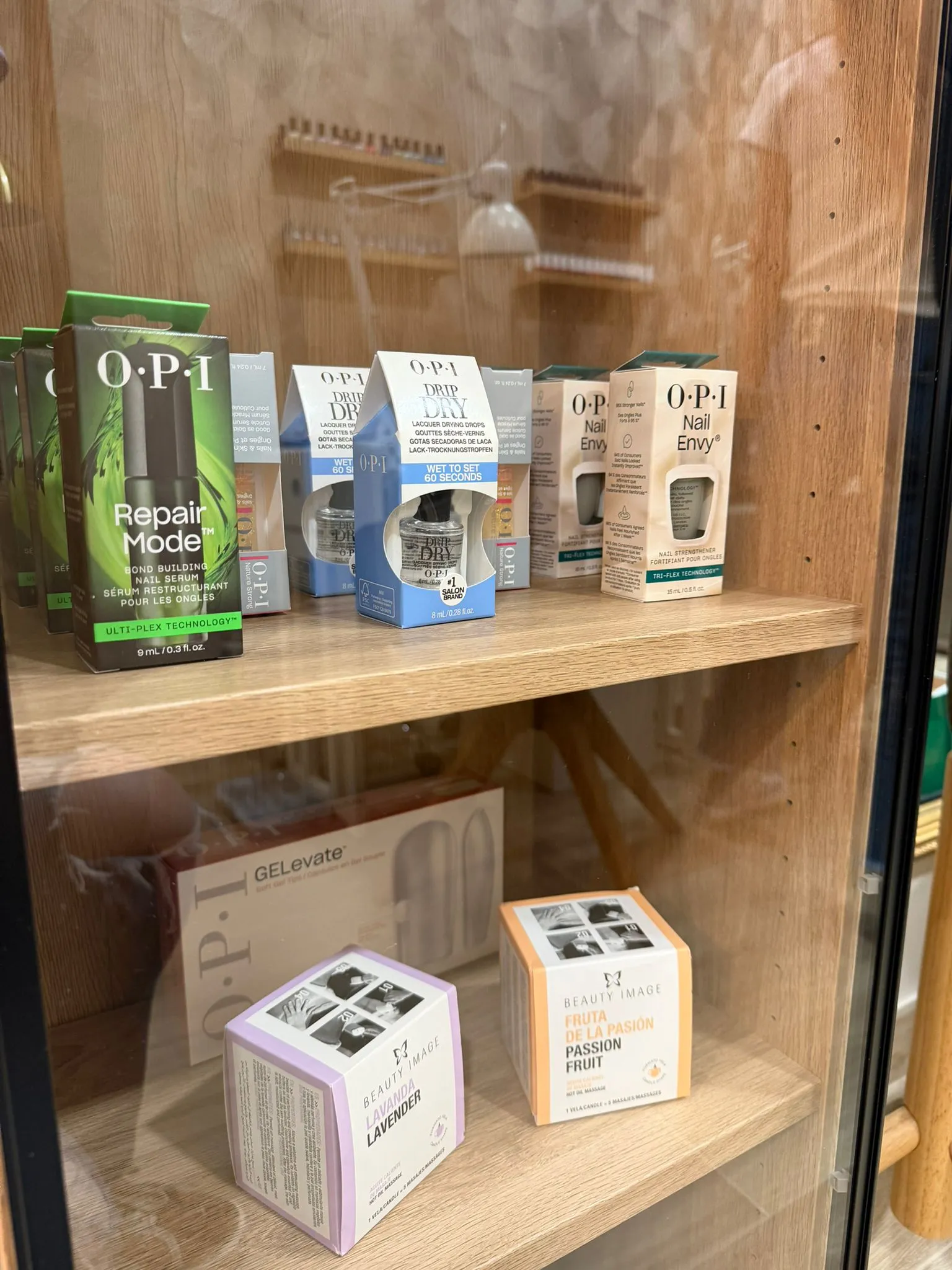 Exposición de productos cosméticos premium en nuestro centro de Retiro